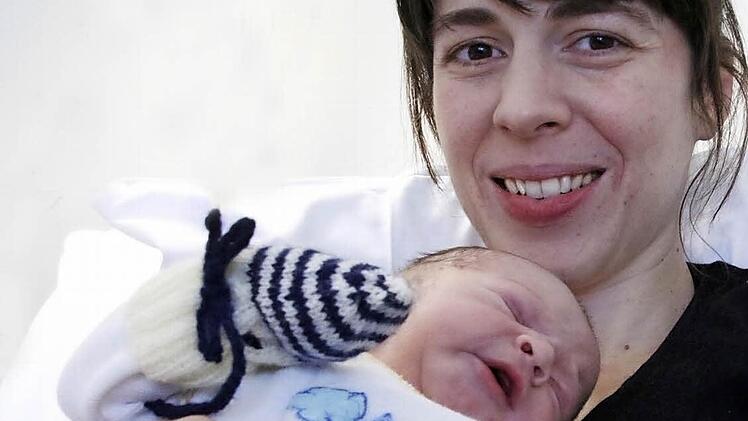 Dreieinhalb Stunden nach der Geburt von Niklas kann Mama Manuela schon wieder lachen. Foto: Josef Hofbauer