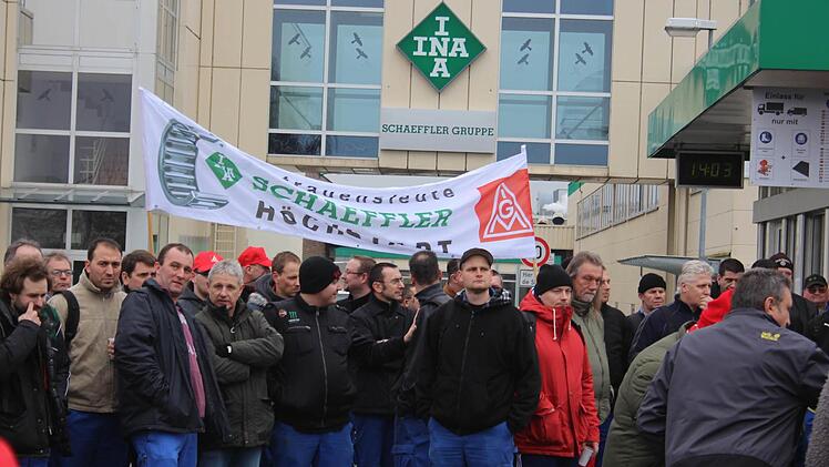 Warnstreik vor dem Schaeffler-Hauptportal in Höchstadt. Foto: Andreas Dorsch