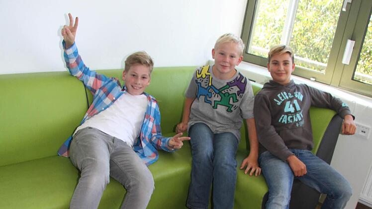 Das apfelgrüne Sofa ist ganz nach dem Geschmack der Jungs: Tim Richter (11),Tim Opel (11) und Xander Mahbiyeh (12) finden die Farbe richtig gut.