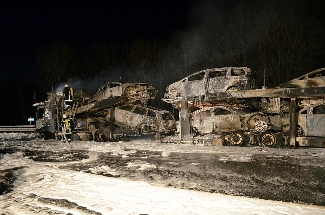 Autotransporter brennt auf A3 bei Helmstadt
