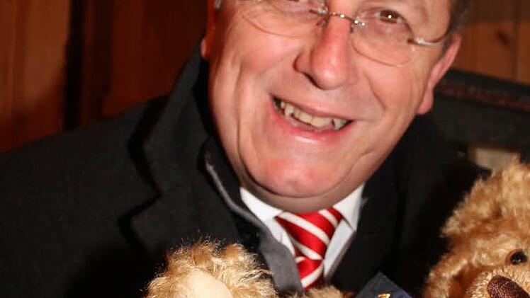 OB Henry Schramm mit einem Teddybären.