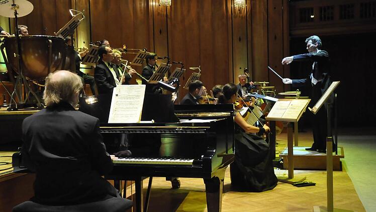 Das Kurorchester mit Vladimir Ovodok am Dirigentenpult. Fotos: Peter Klopf