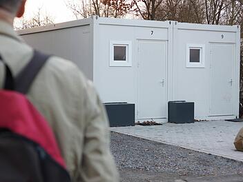 Zwei Container am Parkplatz am Weihertorplatz dienen als Unterkunft für Obdachlose. Foto: Arkadius Guzy
