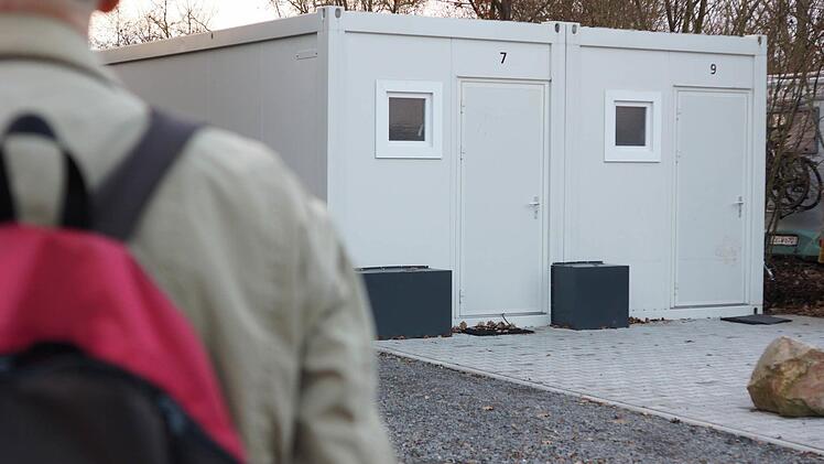 Zwei Container am Parkplatz am Weihertorplatz dienen als Unterkunft für Obdachlose. Foto: Arkadius Guzy