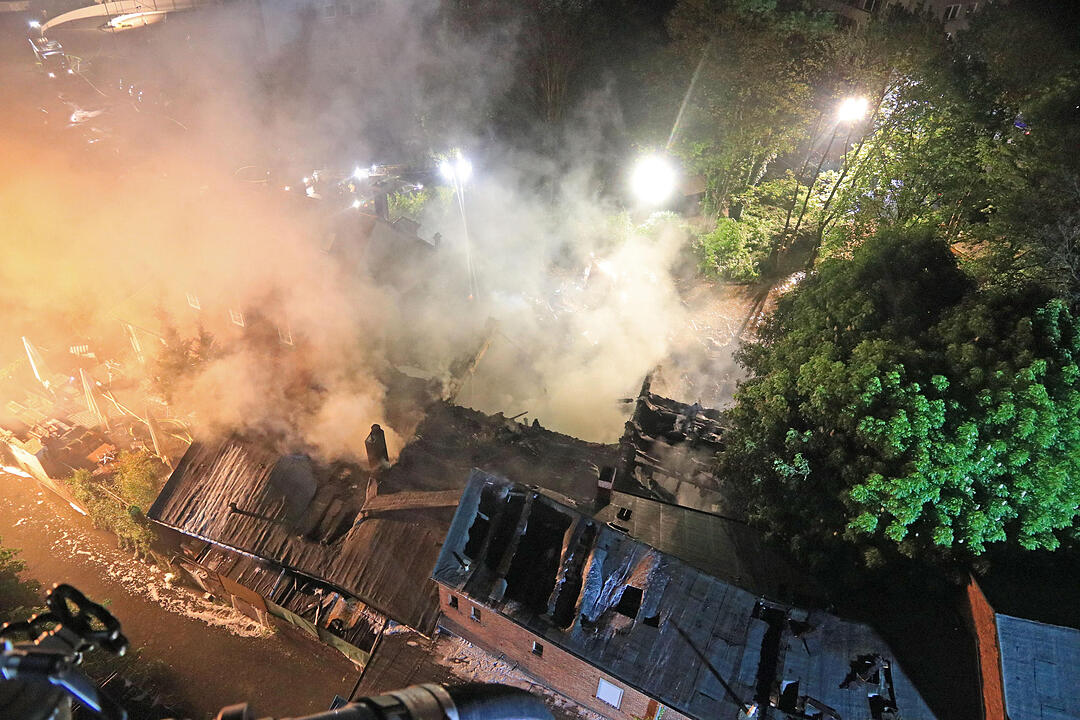 Ein Feuer hat die Diskothek "Rosenau" in Bayreuth völlig zerstört. Acht Menschen wurden verletzt. Der Brand ist unter Kontrolle.