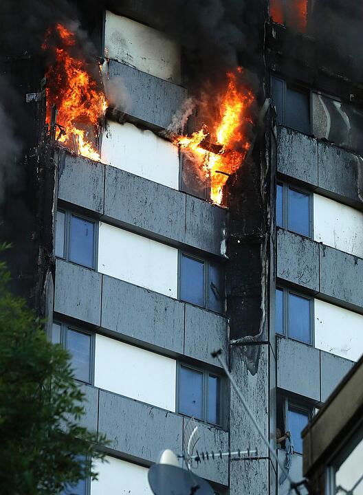 Großbrand in Londoner Hochhaus