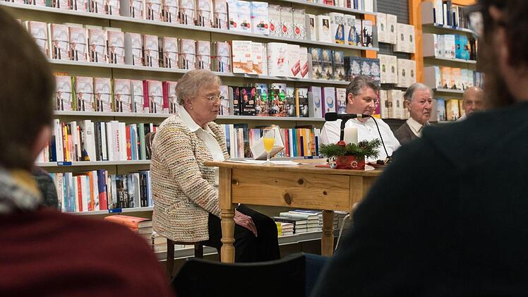 Buchvorstellung von und mit Rettl Motschenbacher in der Bücherei Hübscher. Foto: Wolfram Schmidt