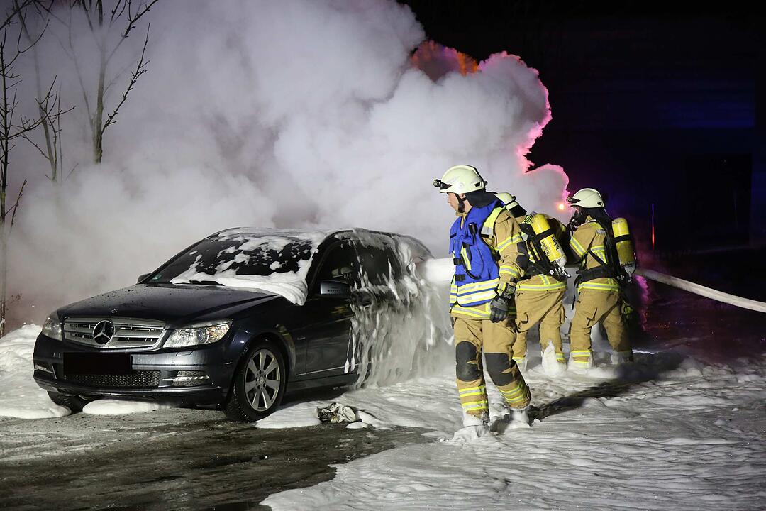 Oberfranken: Brandstiftung in Serie – mehrere Autos und Container brennen