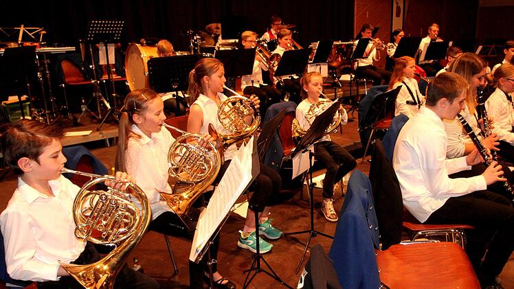 Sein Können zeigte auch schon das "Nachwuchs- und Schülerorchester" der drei Vereine unter Jutta Diroll.