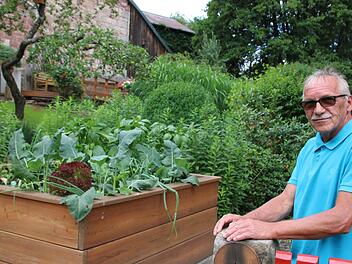 Mehrere Stunden jeden Tag verbringt Albrecht Schmitt (oben) in seinem Garten in der Ledergasse in Oberthulba. Am Sonntag öffnet er ihn für Besucher.Ralf Ruppert