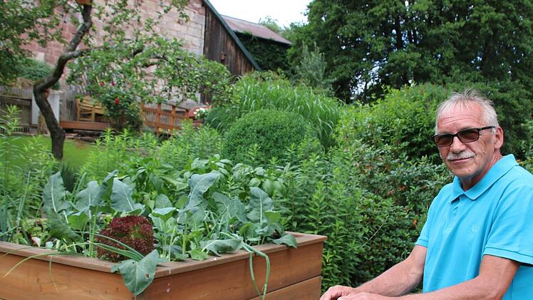 Mehrere Stunden jeden Tag verbringt Albrecht Schmitt (oben) in seinem Garten in der Ledergasse in Oberthulba. Am Sonntag öffnet er ihn für Besucher.Ralf Ruppert