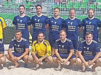 Stehend von links: Teamchef Hans-Michael Schneider, Benedikt Bergmann, Stefan Scheiblich, Adrian Lieb, Florian Schmierer, Oliver Daum, Danny Martin und vorne kniend von links: Steffen Fiedler, Michael Fröba, Michael Detsch, Andreas Böhnlein und Stefan Böhnlein. Es fehlen David Scherbel und Philip Scherbel.  Foto: Rainer Glissnik
