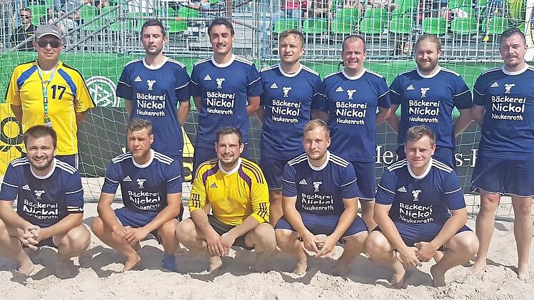 Stehend von links: Teamchef Hans-Michael Schneider, Benedikt Bergmann, Stefan Scheiblich, Adrian Lieb, Florian Schmierer, Oliver Daum, Danny Martin und vorne kniend von links: Steffen Fiedler, Michael Fröba, Michael Detsch, Andreas Böhnlein und Stefan Böhnlein. Es fehlen David Scherbel und Philip Scherbel.  Foto: Rainer Glissnik