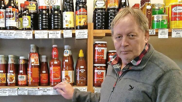 Uwe Rückert lässt Kunden nur noch einzeln in den "Weltbasar" .