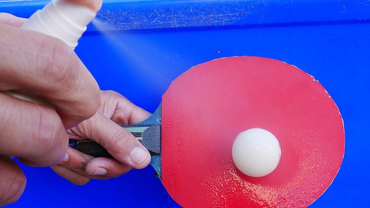 Desinfektionsmittel werden in den Turnhallen zu einem wichtigen Utensil. Die Sportler müssen nach jedem Gebrauch Sportgeräte, säubern und desinfizieren. Foto: Heike Beudert