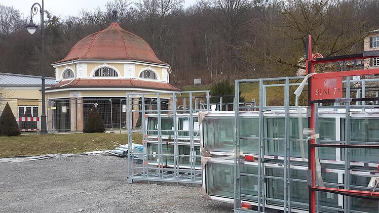 Wenn die Glaserarbeiten in der Wandelhalle abgeschlossen sind, kommt der Brunnentempel (links hinten) an die Reihe. Das benötigte Material steht schon bereit. Foto: Rolf Pralle