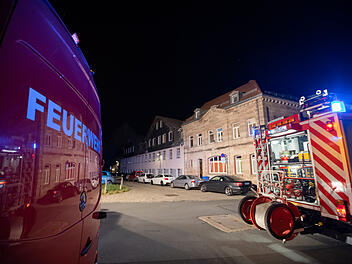 Decke stürzt nach Unwetter in Mehrfamilienhaus ein: Zehn Bewohner evakuiert