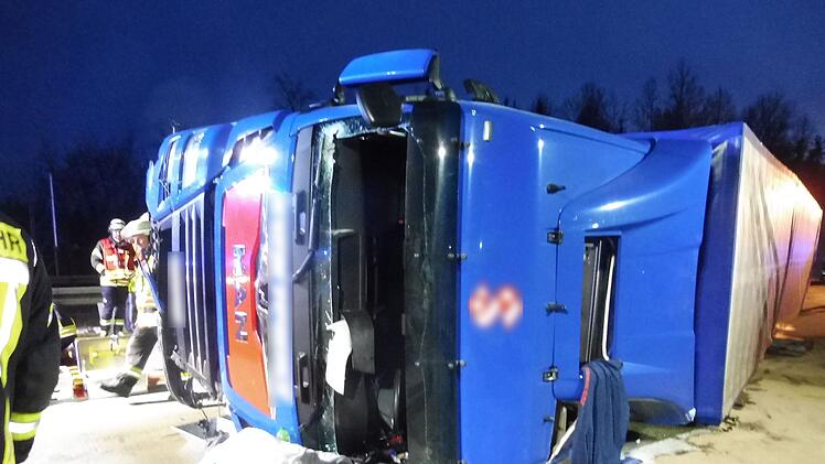 Vollsperrung auf A7 im Kreis Ansbach: Lastwagen umgekippt - Fahrer schwer verletzt