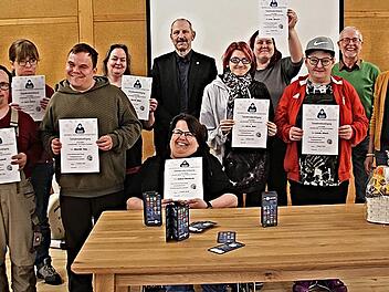 Nach Schulungsende überreichte Roland Schmied, Kriminalhauptkommissar, jedem ein Zertifikat über die Teilnahme an der Veranstaltung. Unser Bild zeigt (von links): Werkstattmitarbeiter Florian Schmitt, Katrin Dittmar, Alexander Haag, Melanie Weber,...