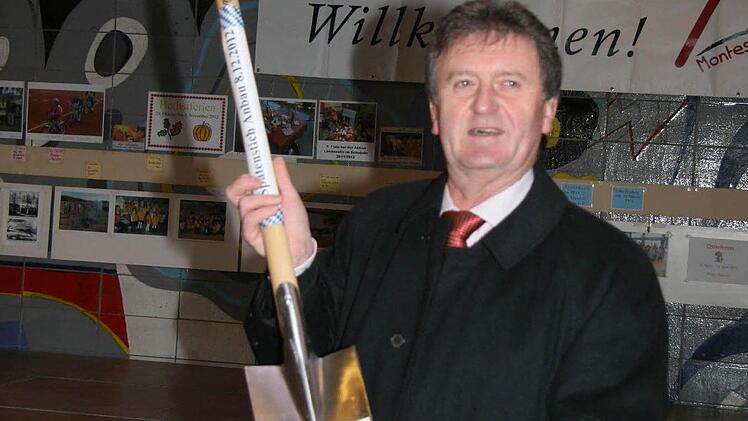 Bürgermeister Laschka mit dem Spaten