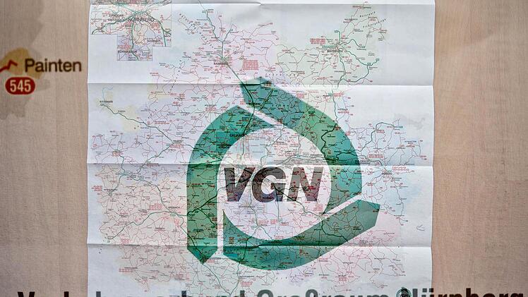 Das Logo des Verkehrsverbundes Großraum Nürnberg (VGN) über einer Karte des aktuellen Gesamtraum des VGN-Verkehrsnetzes Archivbild: Daniel Karmann/dpa