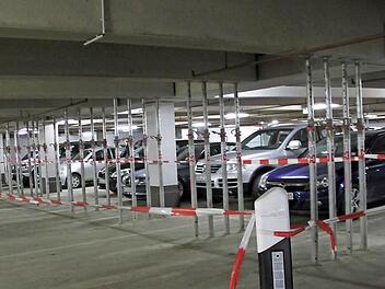 Stützen in langen Reihen stabilisieren die Decke der Tiefgarage unter dem Zentralparkplatz - insgesamt 116 Stück in Vierer-Blocks. Fotos: Dagmar Besand