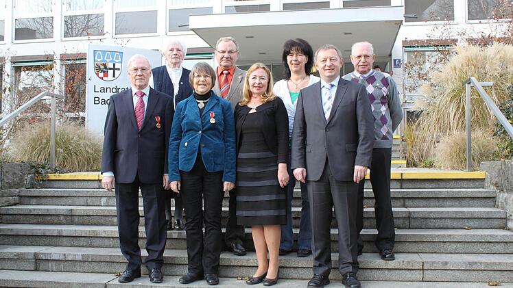 Gerhard Greubel, Ida Reuß, Evamaria Matthies, Felix Lorger, Petra von Schoen, Petra Schlereth und Alfred Hofgesang erhielten von Landrat Thomas Bold die Auszeichnungen für ihren ehrenamtlichen Einsatz.