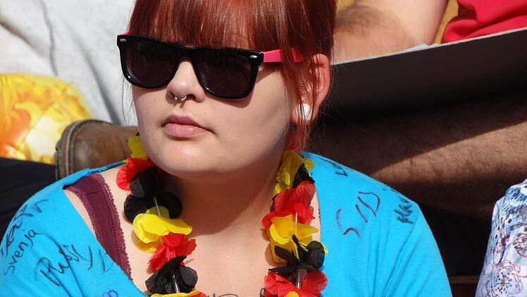 Fußball ohne schwarz-rot-gold? Das geht auch an der Realschule Ebern nicht. Zum Abschlussscherz der 10. Klassen war die ganze Schulgemeinschaft gekommen.