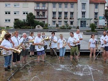 Der Musikzug Wildflecken spielte auf dem Rathausplatz auf - mit hochgekrempelten Hosenbeinen. Foto: Jürgen Köstler