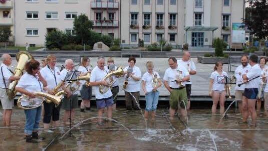 Der Musikzug Wildflecken spielte auf dem Rathausplatz auf - mit hochgekrempelten Hosenbeinen. Foto: Jürgen Köstler