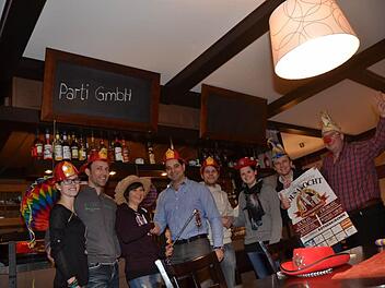 Schon jetzt herrscht Faschingsstimmung in Vorfreude im Landgasthof Treuner auf das Faschingsfinale in Rothenkirchen. Von links, Laura Trebes, Igor Lukic (Koch), Mirja Treuner, Daniel Ivascenko, Tobias Heinlein, Corinna Treuner, Stefan Heinlein, Christian Haderlein.