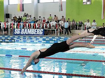 Die Leistungsschwimmer der Damen- und Herrenmannschaft der SG Bamberg haben sich in die Zweite Bundesliga Süd gekämpft. Das Bild aus dem Jahr 2012 stammt vom ersten offiziellen Wettkampf im damals nagelneuen Bambados. Foto: sportpress