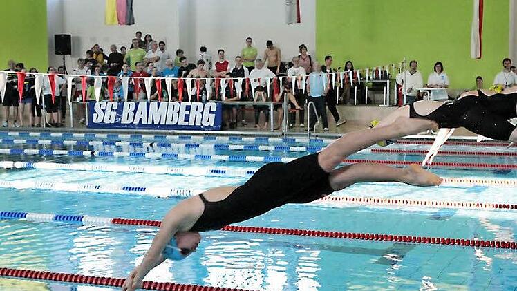 Die Leistungsschwimmer der Damen- und Herrenmannschaft der SG Bamberg haben sich in die Zweite Bundesliga Süd gekämpft. Das Bild aus dem Jahr 2012 stammt vom ersten offiziellen Wettkampf im damals nagelneuen Bambados. Foto: sportpress