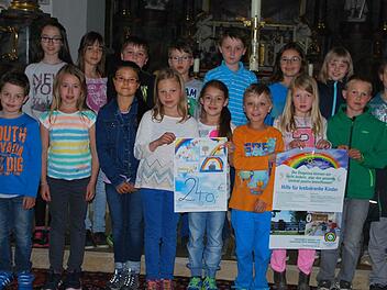 Für die Station Regenbogen in Würzburg haben die Kommunionkinder aus Burglauer 240 Euro gespendet.  Foto: Manfred Mellenthin