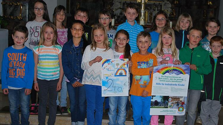 Für die Station Regenbogen in Würzburg haben die Kommunionkinder aus Burglauer 240 Euro gespendet.  Foto: Manfred Mellenthin