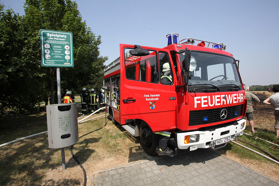 Feldbrand drohte auf Wohngebiet überzugreifen
