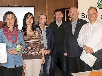 Zweite Bürgermeisterin Sabine Rießner (Vierte von links) und BN-Kreisgruppenvorsitzender Anton Reinhardt (rechts) mit den Geehrten (von links) Otto Weidner, Ute Weidner, Christine Schmidt, Walter Hoydem, Michael Hönig und Clemens Lange  Foto: Gerda Völk
