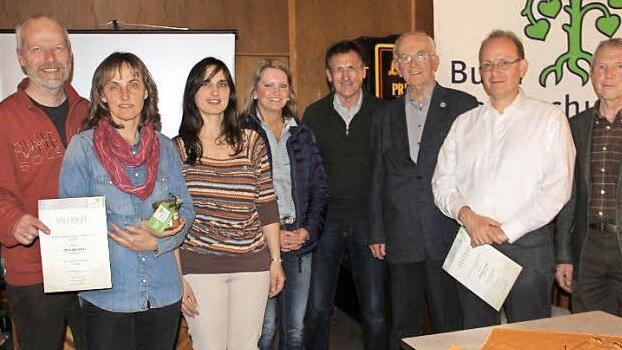 Zweite Bürgermeisterin Sabine Rießner (Vierte von links) und BN-Kreisgruppenvorsitzender Anton Reinhardt (rechts) mit den Geehrten (von links) Otto Weidner, Ute Weidner, Christine Schmidt, Walter Hoydem, Michael Hönig und Clemens Lange  Foto: Gerda Völk