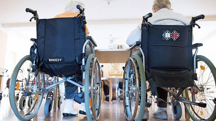 Ab 1. Januar 2017 werden pflegebedürftige Menschen nicht mehr nach Pflegestufen, sondern nach Pflegegraden eingeteilt. Der Pflegegrad richtet sich danach, wie viel Unterstützung die Person zum selbstständigen Leben braucht.  Foto: Sebastian Kahnert, dpa