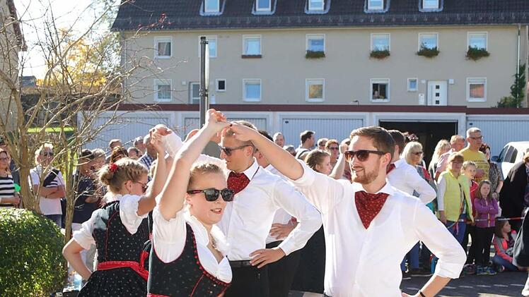Zwölf Paare feiern die Kirmes in Wildflecken.  Fotos: Sebastian Wirth