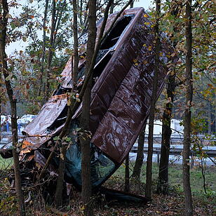 A3 zwischen Nürnberg und Erlangen: Kleinbus landet in Baum