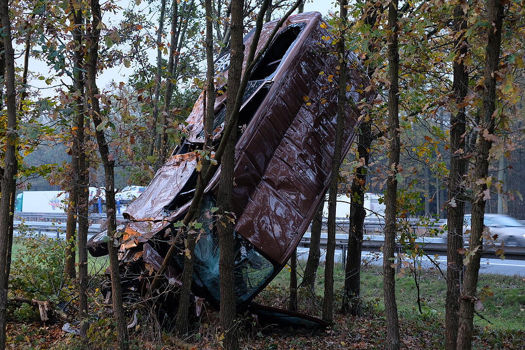 A3 zwischen Nürnberg und Erlangen: Kleinbus landet in Baum