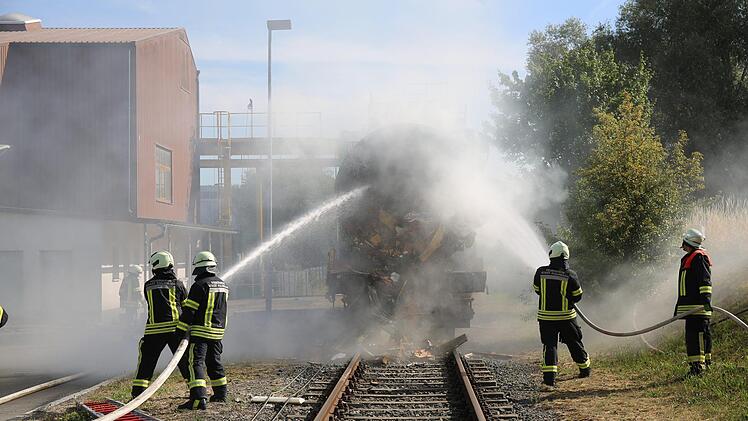 Mit Hilfe der Firma Klug und des THW wurde der Sperrmüll-Container entladen.