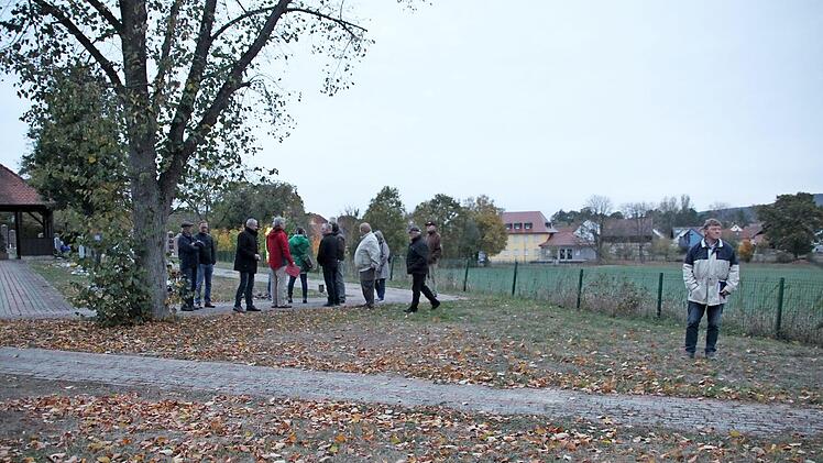 Neue Bestattungsform: Auf dieser freien Rasenfläche im Nordosten des Altenkunstadter Friedhofes soll ein anonymes Gräberfeld entstehen. Im Herbst vergangenen Jahres hatte sich der Bauausschuss vor Ort ein Bild gemacht.  Foto: Stephan Stöckel