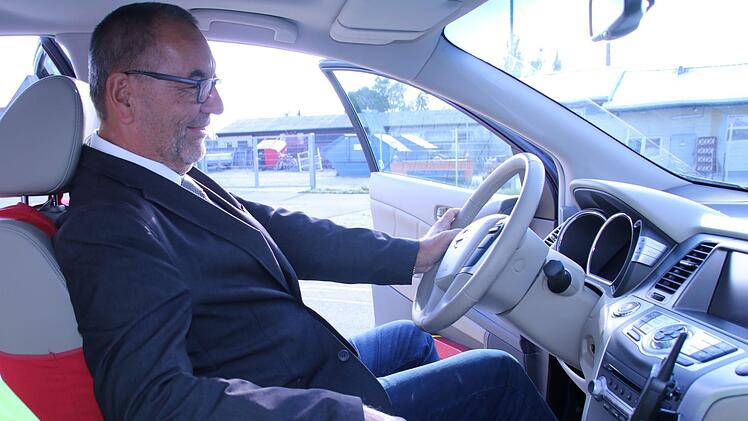 Bürgermeister Jürgen Kohmann beim Probesitzen im Nissan Murano der Staffelsteiner Feuerwehr Foto: Matthias Einwag