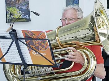 Tubist Karl-Heinz Volkert mit seiner "Königin der Instrumente" erfreut die Nachbarschaft in Dörfles-Esbach mit seiner Serenade.  Fotos: Manja von Nida