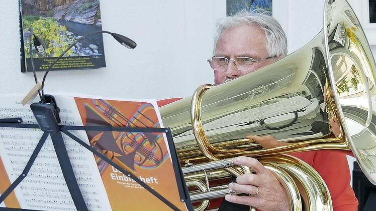 Tubist Karl-Heinz Volkert mit seiner "Königin der Instrumente" erfreut die Nachbarschaft in Dörfles-Esbach mit seiner Serenade.  Fotos: Manja von Nida