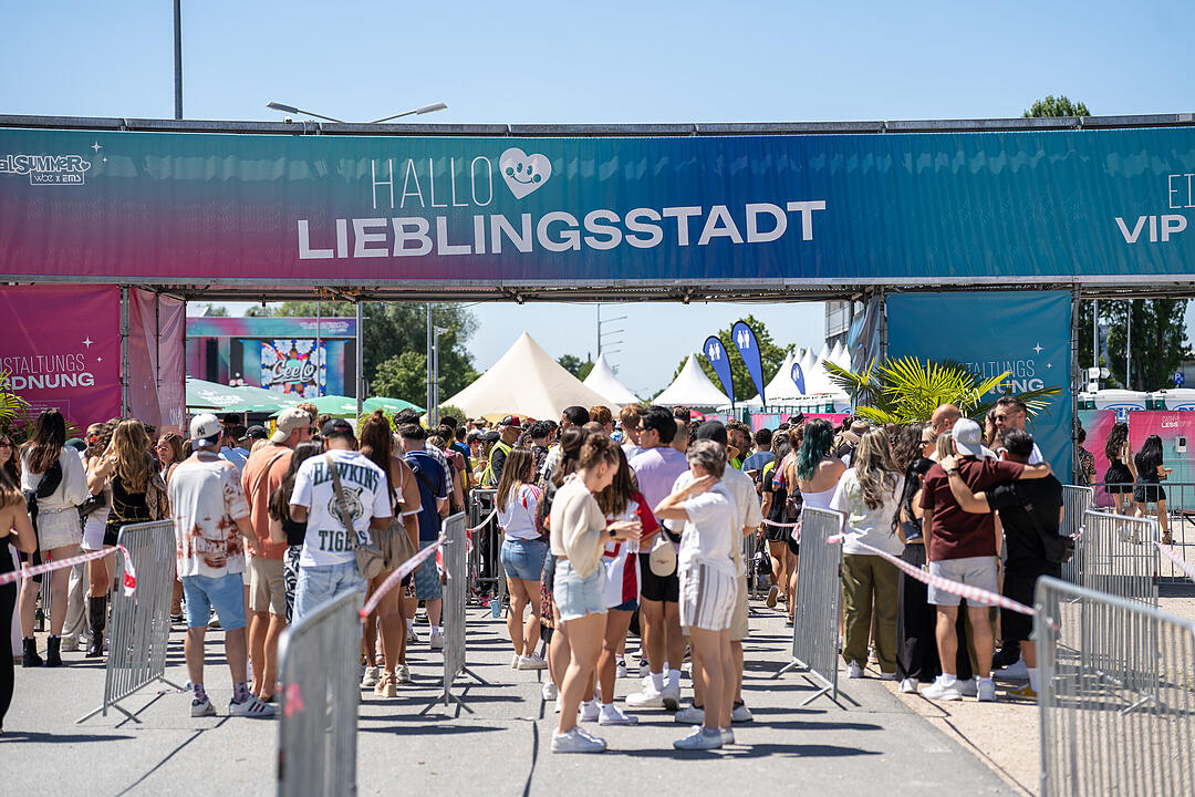 Mit vielen internationalen und nationalen Live-Acts.