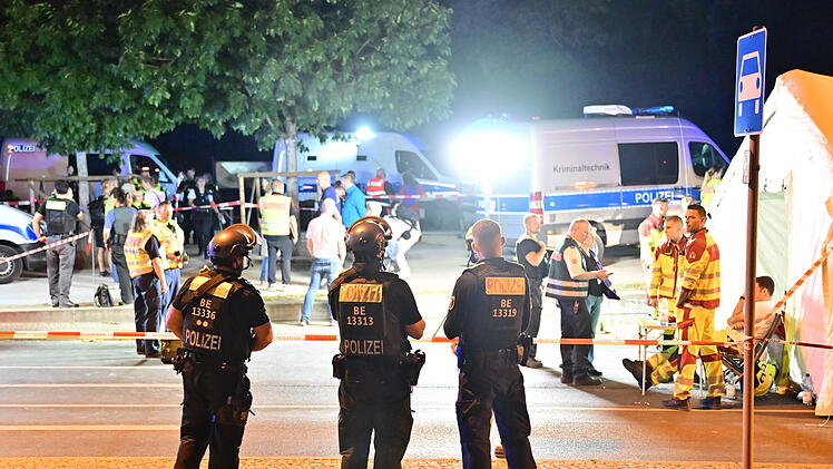 Auto rast in Menschenmenge - CSD in Berlin abgebrochen