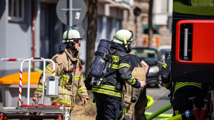 Brand in N&uuml;rnberger Mehrfamilienhaus - Bewohner rufen um Hilfe